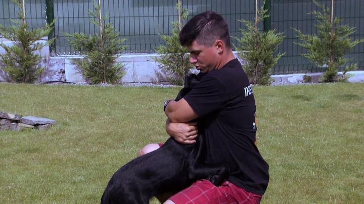 Psíka objímeme tak, až sa mu to prestane páčiť